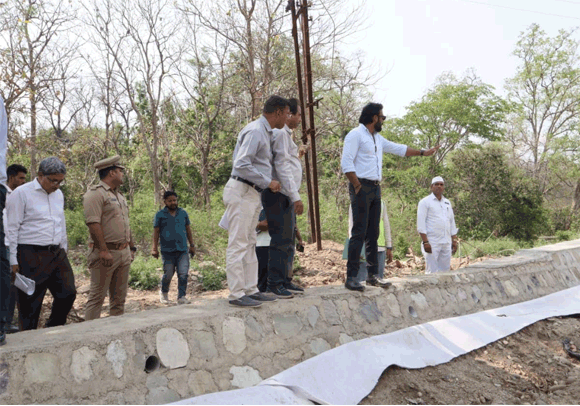 जिलाधिकारी ने किया भूरादेव मन्दिर से माँ शाकम्भरी देवी मन्दिर तक सेतु तथा पहुँच मार्ग एवं सुरक्षात्मक निर्माण कार्य का विस्तृत स्थलीय निरीक्षण