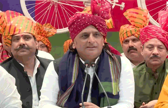 ‘हमें तो कंघे की जरूरत…’, ओम प्रकाश राजभर के बाल बढ़ाने वाले बयान पर अखिलेश यादव का पलटवार