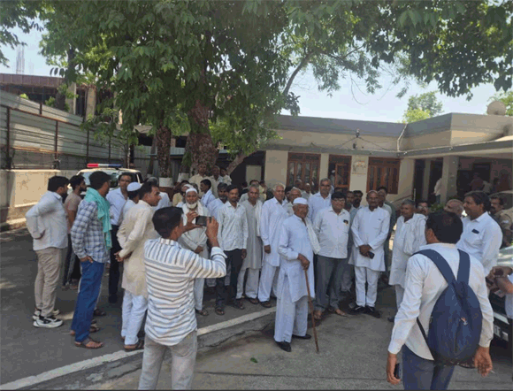 उद्यौगिक कोरीडोर से प्रभावित गांवों के किसानो ने मंडलायुक्त को ज्ञापन देकर जमीन देने से किसा इंकार