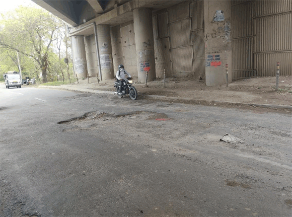 हाई वे आथर्टी व लोकनिर्माण विभाग के अधिकारियों की उदासीनता से सहारनपुर रोड पर गडढे बने हादसों का सबब