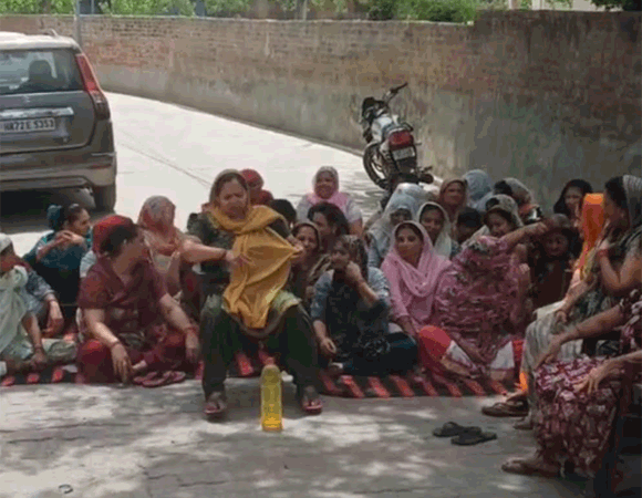 नकुड मे मोबाईल टावर के निर्माण के विरोध मे महिलाओ ने दिया धरना