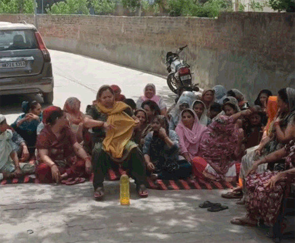 नकुड मे मोबाईल टावर के निर्माण के विरोध मे महिलाओ ने दिया धरना