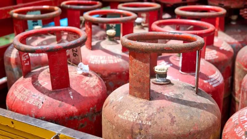 महंगाई का बढ़ा झटका, LPG सिलेंडर के दाम ₹993 बढ़े; आम आदमी का बिगड़ेगा बजट!