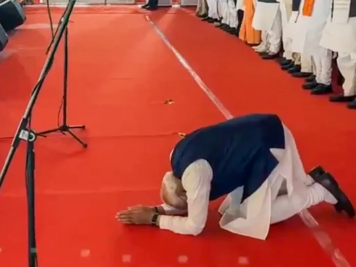 PM Modi का विनम्र अंदाज, बंगाल की जनता को किया दंडवत प्रणाम, जीता सबका दिल