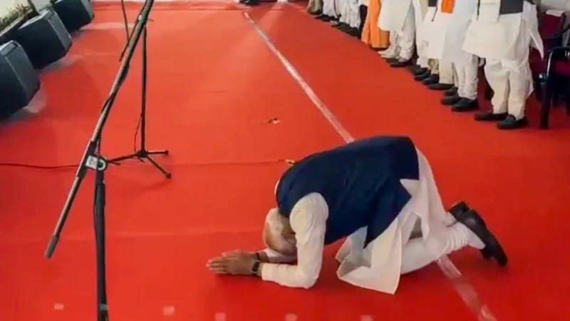 PM Modi का विनम्र अंदाज, बंगाल की जनता को किया दंडवत प्रणाम, जीता सबका दिल