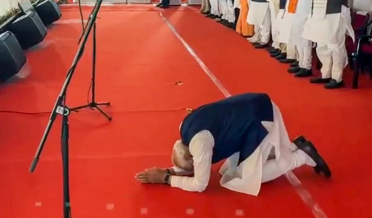 PM Modi का विनम्र अंदाज, बंगाल की जनता को किया दंडवत प्रणाम, जीता सबका दिल