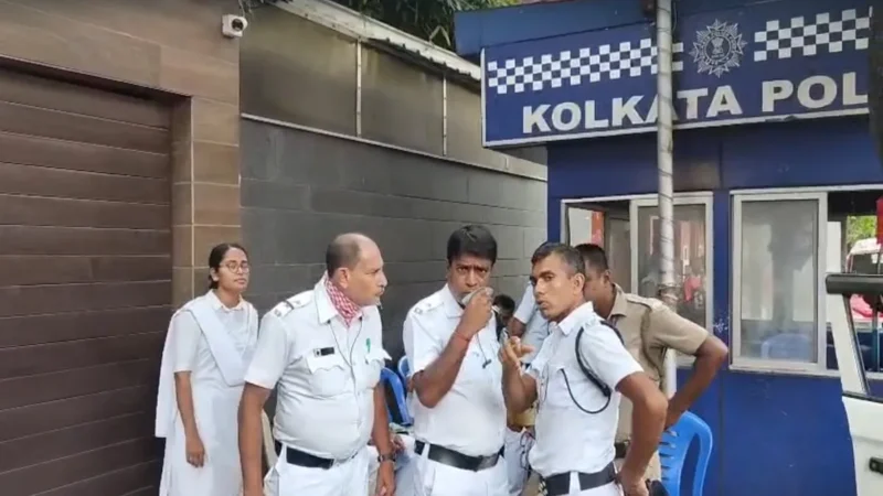 ममता के भतीजे अभिषेक बनर्जी के घर पहुंची कोलकाता पुलिस, घर में अवैध निर्माण का दिया गया था नोटिस