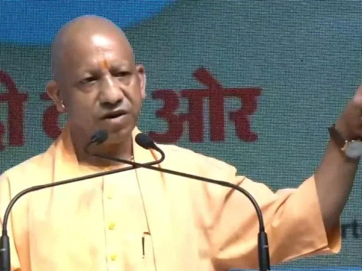 ‘जगह नहीं है तो संख्या कम कर लो’, सड़क पर नमाज को लेकर बोले CM योगी