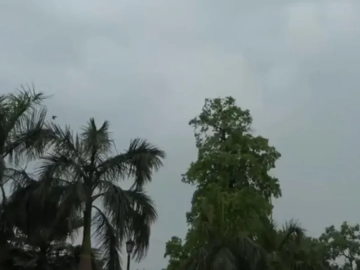 दिल्ली-NCR में तपती गर्मी से राहत, तेज हवाओं के साथ बारिश, आसमान में काले बादलों ने डाला डेरा