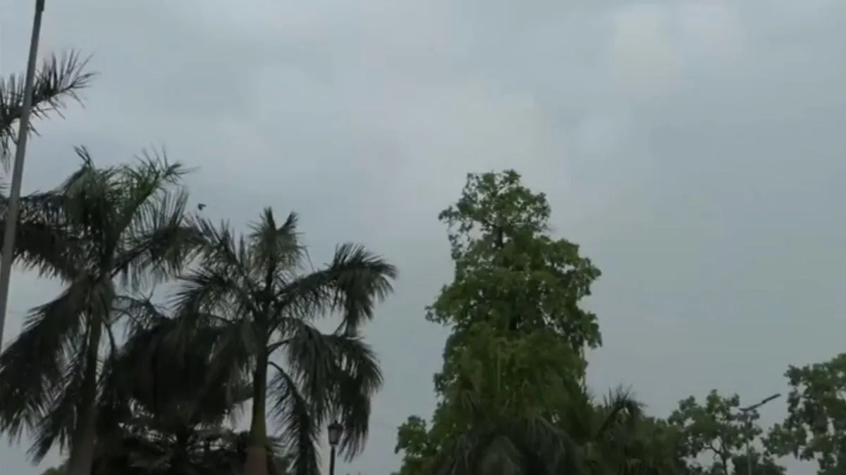 दिल्ली-NCR में तपती गर्मी से राहत, तेज हवाओं के साथ बारिश, आसमान में काले बादलों ने डाला डेरा