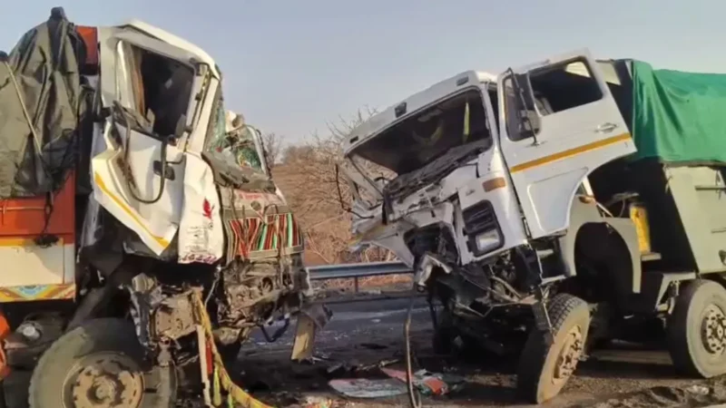 ट्रक-डंपर की टक्कर के बाद बचाने गए टोलकर्मी, तभी दूसरी बस ने रौंदा; 6 की मौत, 26 घायल