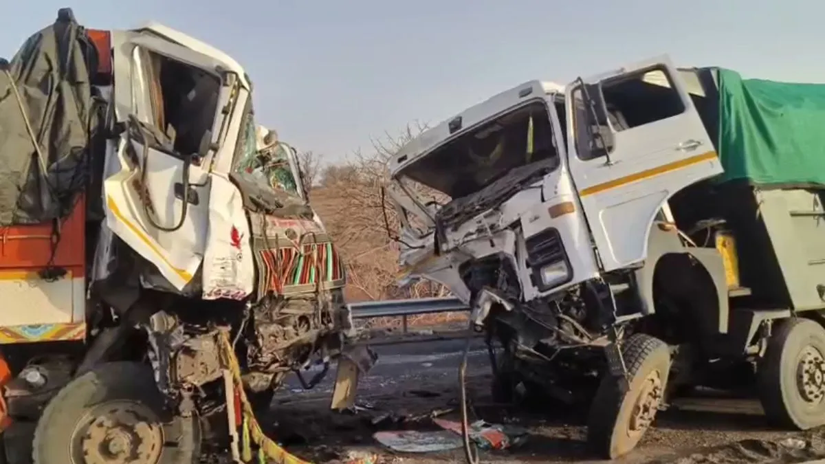 ट्रक-डंपर की टक्कर के बाद बचाने गए टोलकर्मी, तभी दूसरी बस ने रौंदा; 6 की मौत, 26 घायल