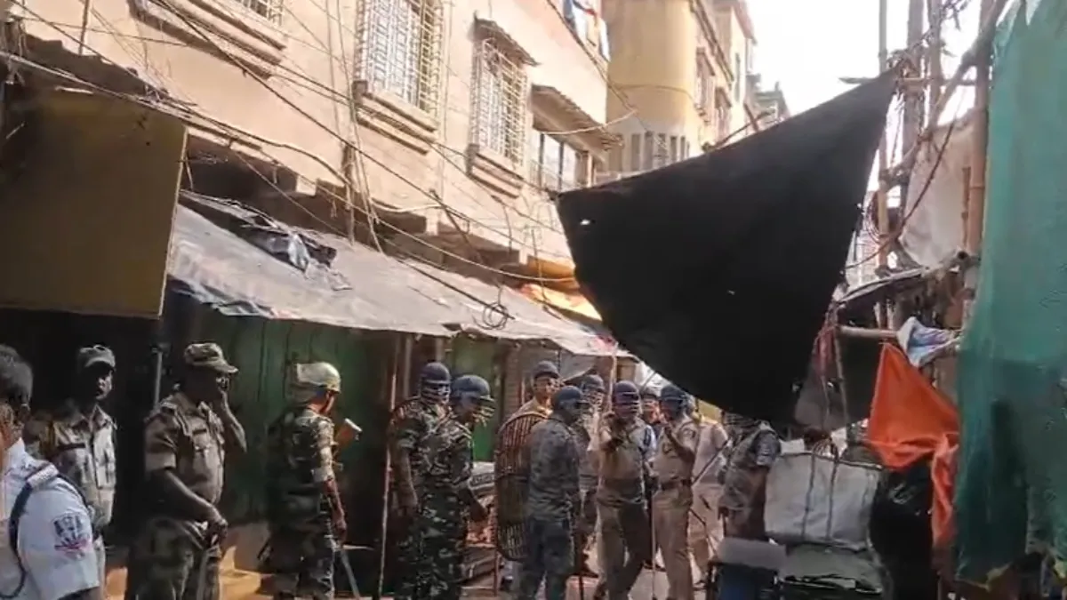 हावड़ा के शिवपुर में बमबाजी और हिंसा, BJP-TMC कार्यकर्ताओं में भिड़ंत के बाद तनाव, पहुंची पुलिस