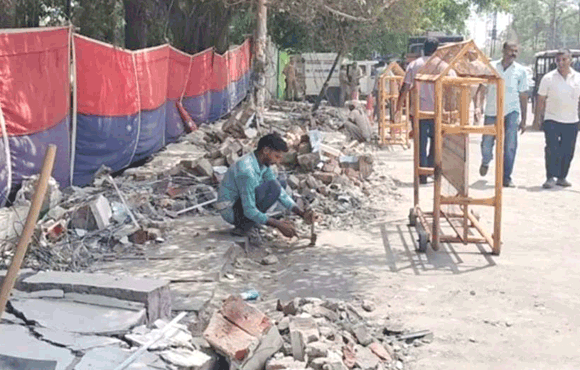 डीआईजी कार्यालय की दिल्ली रोड स्थित दीवार ढही, कई वाहन क्षतिग्रस्त