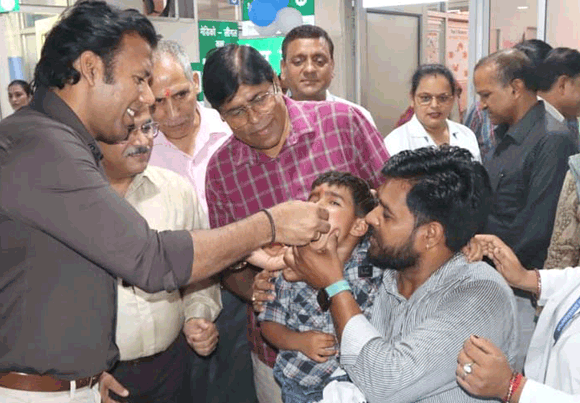 बच्चे को खुराकर पिलाकर डीएम ने किया विटामिन ए सम्पूर्ण अभियान-जून 2026 का उद्घाटन