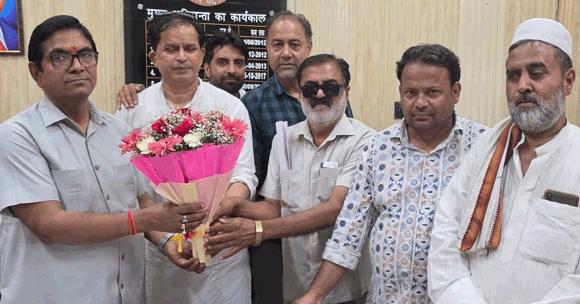 नगर निगम के नए चीफ निर्माण अधिकारी का पार्षदों ने किया स्वागत