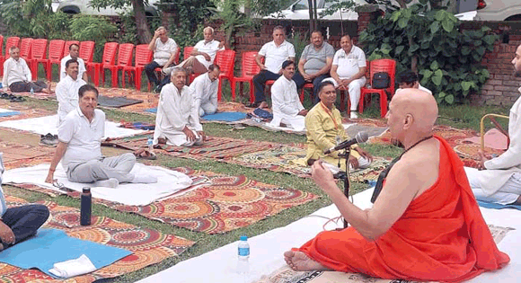 योग गुरु पदमश्री भारत भूषण ने सिखाई योग की बारीकियां