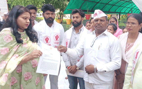 मानदेय की मांग को लेकर समूह सखी महिलाओं ने दिया धरना