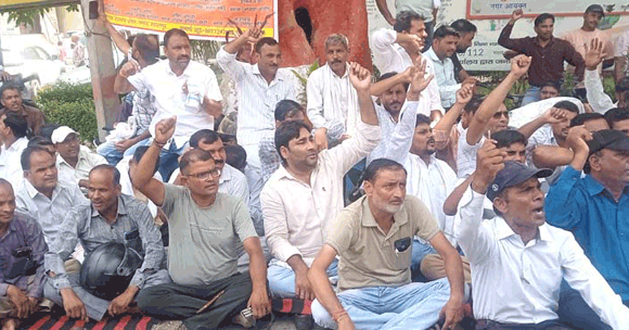 जिला मुख्यालय पर गरजे ग्राम रोजगार सेवक