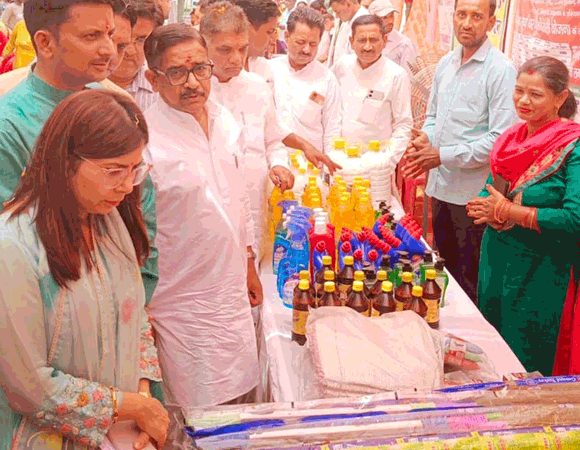 शिविर में केंद्र सरकार की योजनाओं की दी जानकारी
