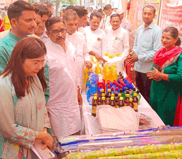 शिविर में केंद्र सरकार की योजनाओं की दी जानकारी