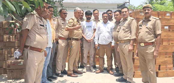 पुलिस व आबकारी विभाग ने चैकिंग के दौरान पकड़ा शराब का जखीरा