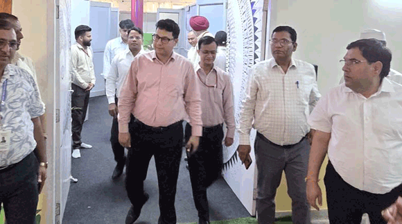 मण्डलायुक्त ने किया शोभित यूनिवर्सिटी का निरीक्षण