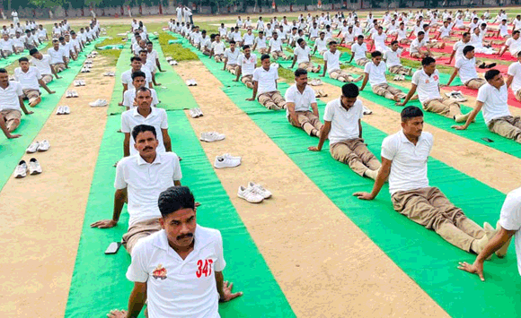 पुलिस लाईन के मैदान पर 400 लोगों ने एक साथ किया योग