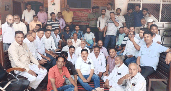 ई-रजिस्ट्री एवं कार्यालय स्थानांतरण के विरोध में दस्तावेज लेखक संघ ने जिलाधिकारी को सौंपा ज्ञापन