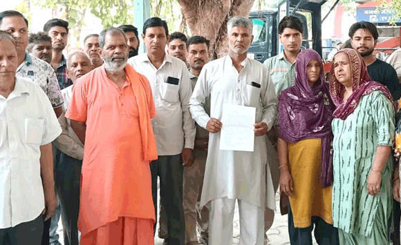 विवाहिता की संदिग्ध मौत के मामले में एसएसपी से मिले परिजन
