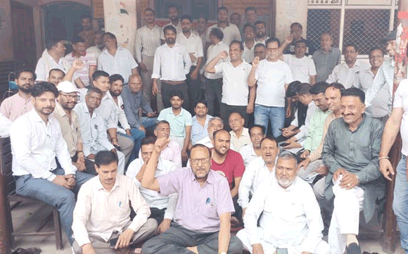 ई-रजिस्ट्री एवं कार्यालय स्थानांतरण के विरोध में दस्तावेज लेखक संघ का विरोध प्रदर्शन जारी