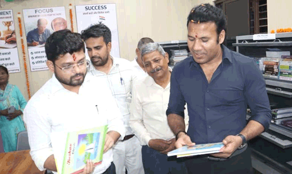 ग्राम पंचायत मनोहरपुर में जिलाधिकारी ने किया डिजिटल लाइब्रेरी का उद्घाटन