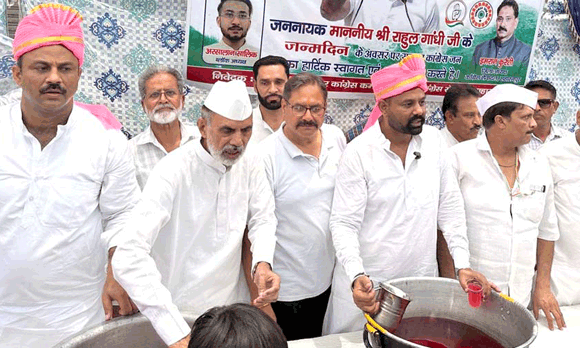 राहुल गांधी के जन्मदिन पर कांग्रेसजनों ने लगाई छबील