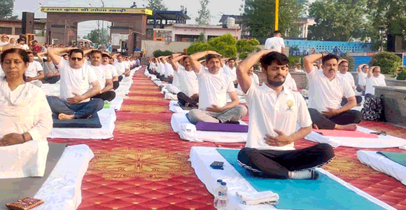 योग कार्यक्रम में योग गुरु ने झोली फैलाकर मांगी पांच भिक्षाएं
