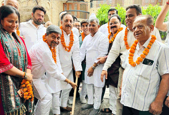 प्रगति पथ पर तेजी से आगे बढ़ रहा शहर: महापौर