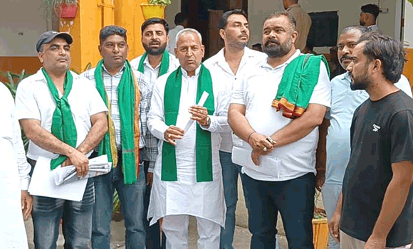 किसानों ने की खेतों में गंदे पानी को रोकने की मांग, डीएम को सौंपा ज्ञापन