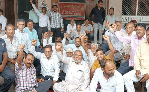 दस्तावेज लेखकों का धरना जारी, कार्य बहिष्कार से रजिस्ट्री कार्य प्रभावित, लाखों रूपए के राजस्व की हानि
