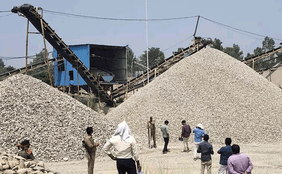अवैध भंडारण पर बड़ी कार्रवाईः  दो स्टोन क्रेशरों की लाइसेंस निलंबित, 40 लाख रुपये से अधिक राजस्व क्षति उजागर