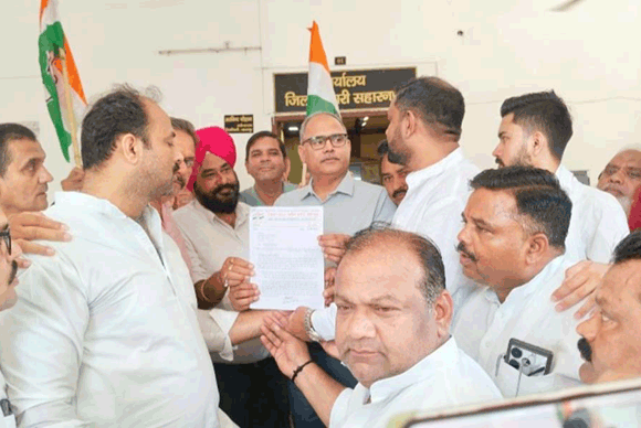 जिला मुख्यालय पर गरजे कांग्रेस कार्यकर्ता