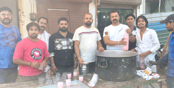 राहगीरों को मीठा शरबत पिलाकर बुझाई प्यास