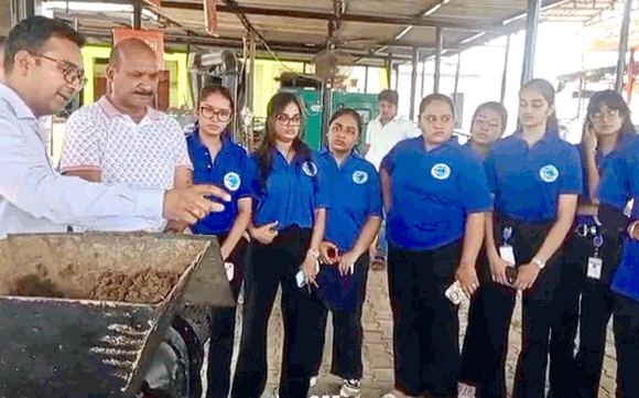 भिन्न विश्वविद्यालयों के विद्यार्थियों ने किया गौशाला का भ्रमण