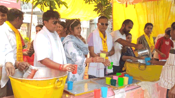राहगीरों को मीठा शरबत पिलाकर बुझाई प्यास