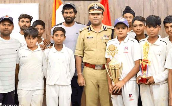 अंडर-12 समर कप की विजेता टीम ने डीआईजी से की मुलाकात, लिया आशीर्वाद