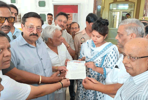जैन समाज में मेनका गांधी के बयान पर रोष, जिला मुख्यालय पर किया प्रदश्रन