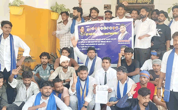 विभिन्न मांगों को लेकर जिला मुख्यालय पर भीम आर्मी ने किया प्रदर्शन