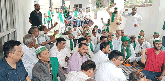 भाकियू रक्षक ने किया जिला गन्ना अधिकारी कार्यालय का घेराव, बकाया गन्ना मूल्य भुगतान कराने की मांग