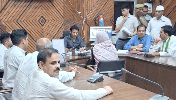 सड़क निर्माण के लिए जिलाधिकारी से मिले मोहम्मदपुर ग्रंट के ग्रामीण