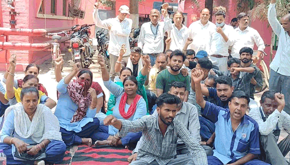 जिला अस्पताल में सफाई कर्मचारियों ने किया धरना-प्रदर्शन