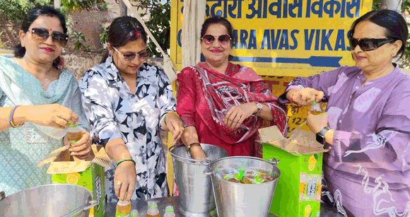 वैश्य अग्र महिला समिति ने राहगीरों को शीतल जलजीरा वितरित कर बुझाई प्यास