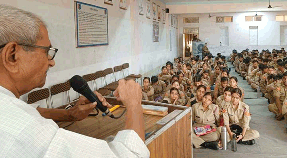 शिविर में एनसीसी कैडेट्स को आधुनिक ड्रोन की दी तकनीकी जानकारी